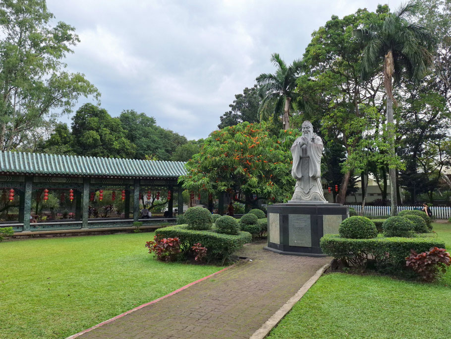 Manille : jardin chinois dans le parc Rizal