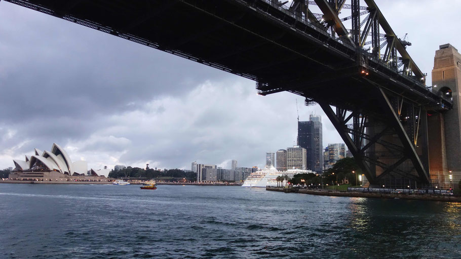 Australie, Sydney : sous le Harbour Bridge, pont métallique en arc cintré