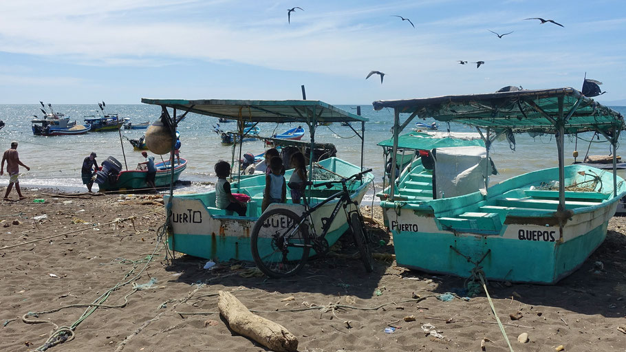 Costa Rica : enfants dans une barque (port de Tarcoles)
