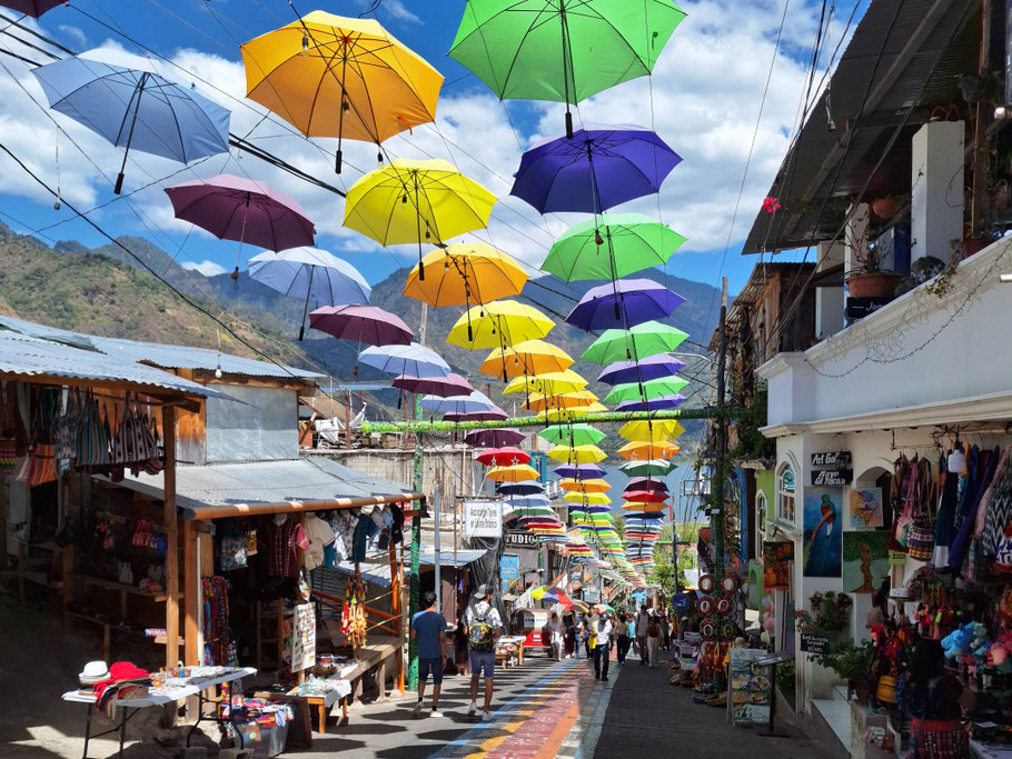  Guatemala, lac Atitlán : calle de Las Sombrillas à San Juan La Laguna