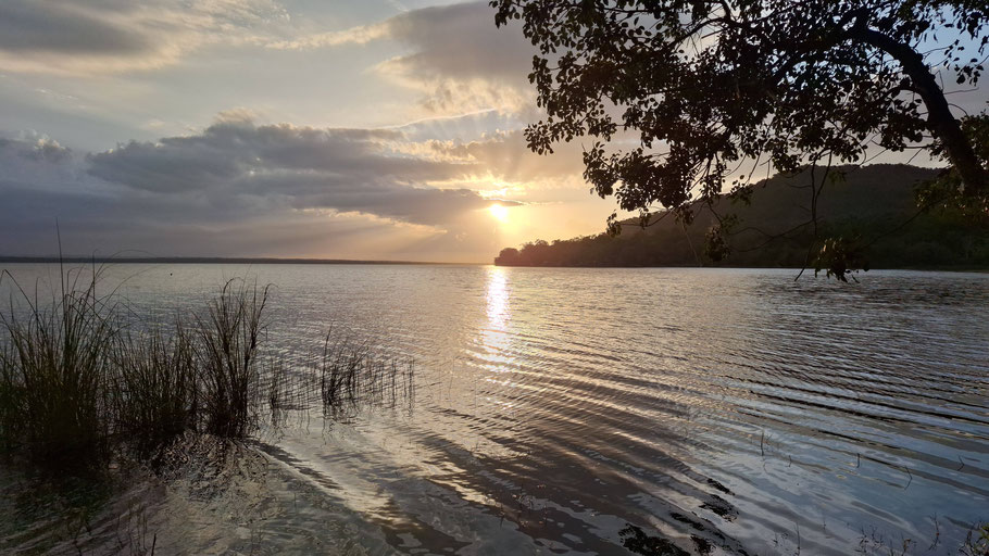 Guatemala : coucher de soleil sur le lac Petén Itzá à El Remate