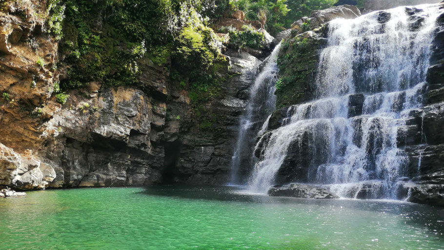 Costa Rica : au pied de la cascade inférieure de Nauyaca, une belle piscine naturelle 