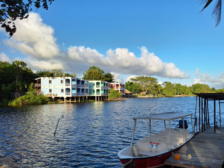 Belize, Tower Hill : bâtiments sur pilotis du Lamanai Hôtel & Marina