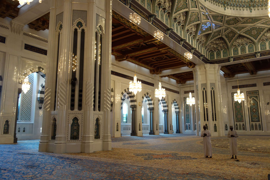 Oman, Mascate : salle des prières des hommes de la Grande Mosquée
