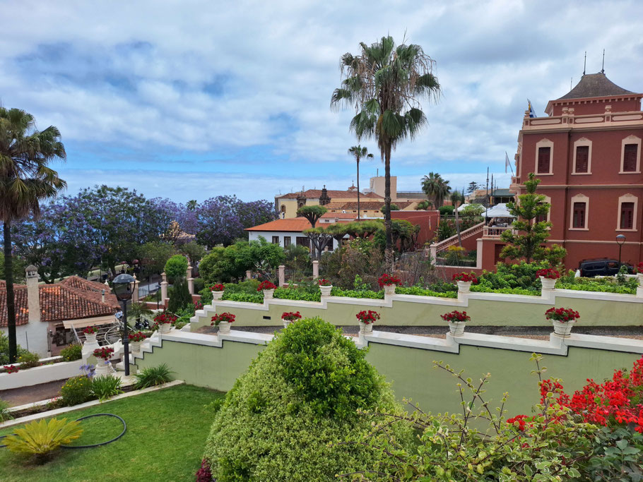 Tenerife, La Orotava : vue des jardins del Marquesado de la Quinta Roja 