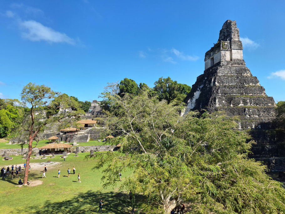 Guatemala, Tikal : pyramide-temple Des Masques