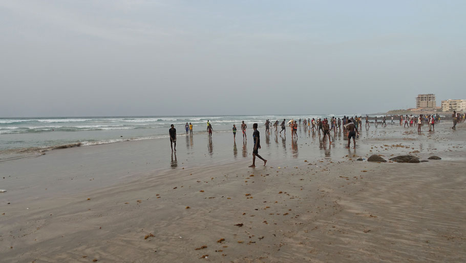 Sénégal, Dakar, considérée comme dangereuse, la baignade sur la plage du Virage est très encadrée : il faut sortir de l'eau au coup de sifflet