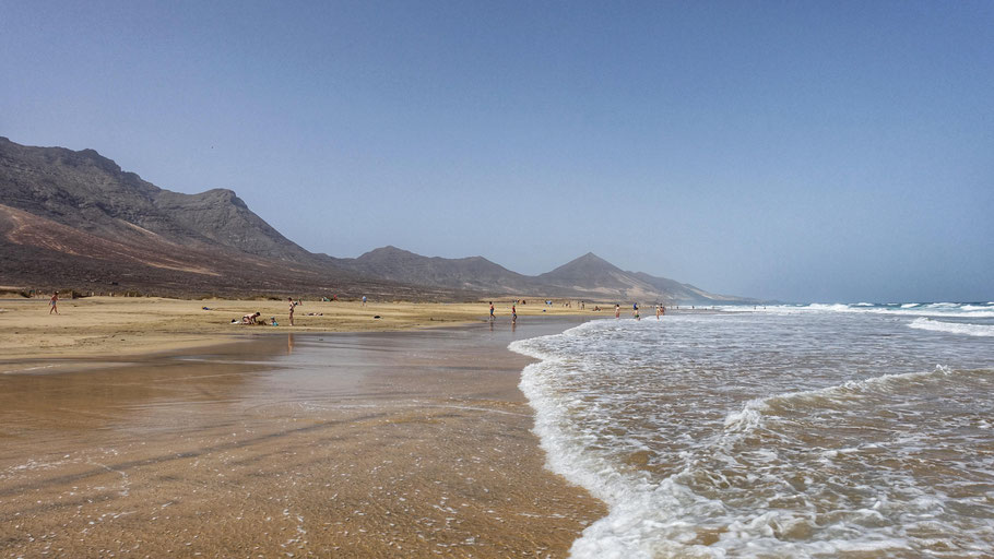 Fuerteventura : plage de Cofete, au pied des montagnes...
