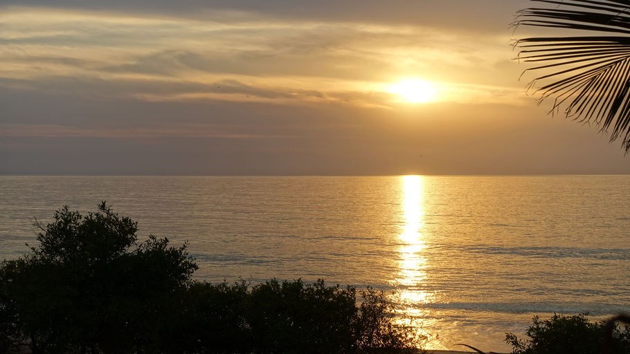 Sénégal, Siné Saloum, Palmarin : coucher de soleil sur l'océan Atlantique de la Villa sur la Plage près de Djiffer