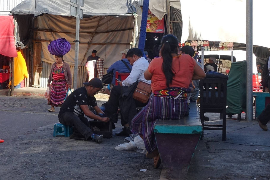 Guatemala : cireur de chaussures à Chichicastenango