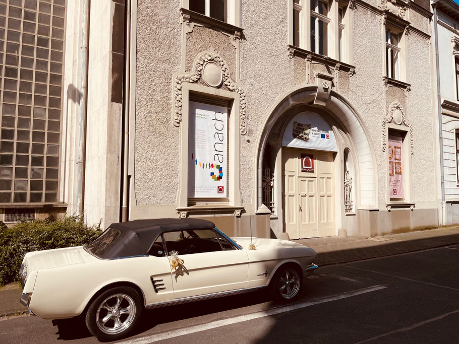 Feines Kunstmuseum Mülheim an der Ruhr(straße 3) - hier freuen sich Kunstliebhaber*innen auf die Besucher*innen FORD MUSTANG Cabrio