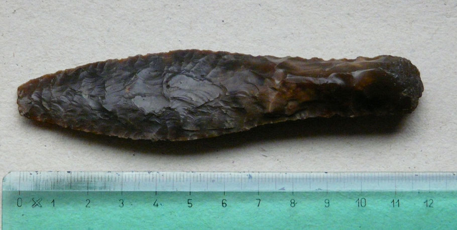 Neolithischer Dolch, Dolchzeit-Kultur, Nordeuropa (2400 – 1800 v. Chr.), Typ III a nach Lomborg. Abriebspuren am Griff deuten zudem darauf hin, dass dieser Dolch gleichzeitig als Feuerschläger Verwendung fand.