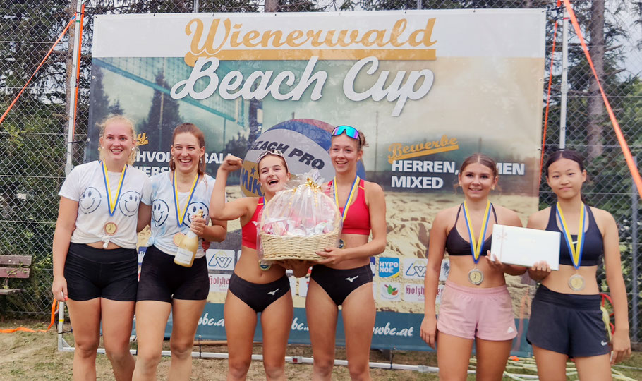 Siegerehrung Damen-Bewerb: v.l.n.r.: Ricarda Bandion & Alexandra Gassner (3. Platz), Lisa Hötzinger & Emilie Osborne (1. Platz), Anna Sun & Lena Seitz (2. Platz)