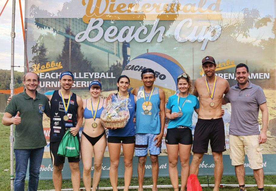 Siegerehrung des Mixed-Bewerbs. V.l.n.r.: Tour-Manager Albrecht Oppitz, Moritz Reinhardt & Lucia Strobl (3.Platz), Nina DeColle & Qadir Khalili (1.Platz), Julia Traunfellner & Michael Scharf (3.Platz), StR Franz Hebenstreit
