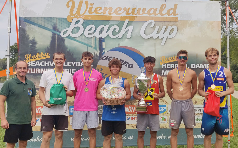 Siegerehrung des Herren-Bewerbs. V.l.n.r.: Tour-Manager Albrecht Oppitz, Timon & Fabio Kosel (2.Platz), Jonas Hofbauer & Dominic Vorisek (1.Platz), Martin Michalka & Niklas Stockreiter (3. Platz)