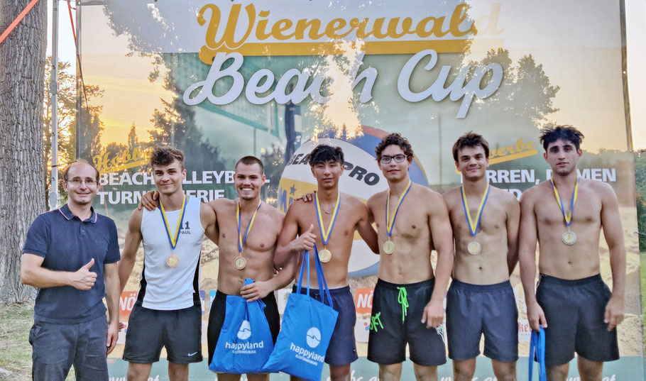 Siegerehrung des Herren-Bewerbs. V.l.n.r.: Tour-Manager Albrecht Oppitz, Paul Pfiel & Georg Hausmann (3. Platz), Dominic Vorisek & Niklas Hofbauer (1. Platz), Marco Rogalas & Alexander Kickinger (2. Platz)