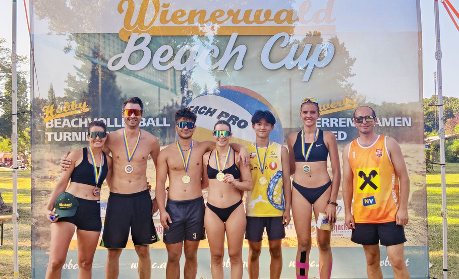 Siegerehrung Mixed-Bewerb: v.l.n.r.: Selma Taskin & Andreas Vidic (3. Platz), Simon Klissenbauer & Melanie Farghadan (1. Platz), Han Sun & Livia Ilas (2. Platz) sowie Albrecht Oppitz