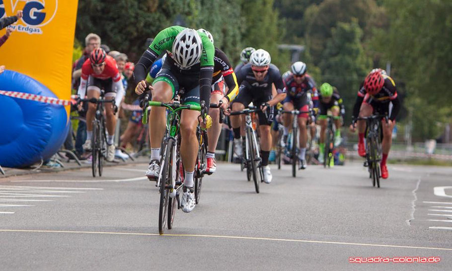 Basti sprintet zum 2.Platz beim Pulheimer Radrennen 2015. Bild: Squadra Colonia