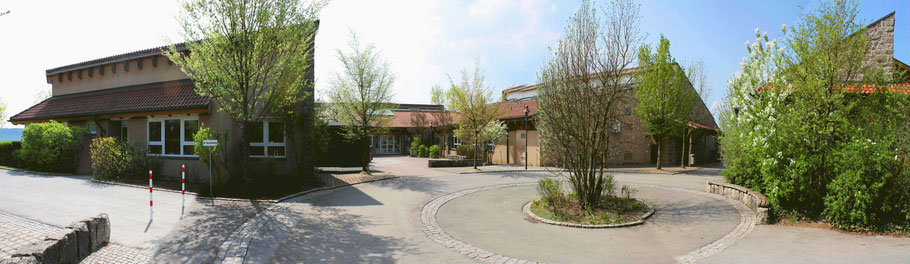 Ultrawide Pausenhof + Schulgebäude Bild 1