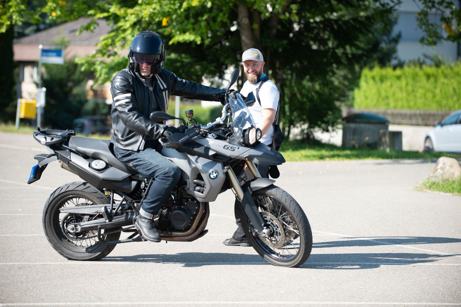 Motorrad mit Fahrschüler und Fahrlehrer beim Manövertraining