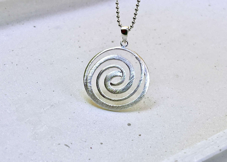 Kette mit Spirale und Mondstein Anhänger in Silber