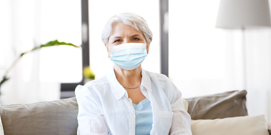 Bewohnerin mit medizinischer Maske