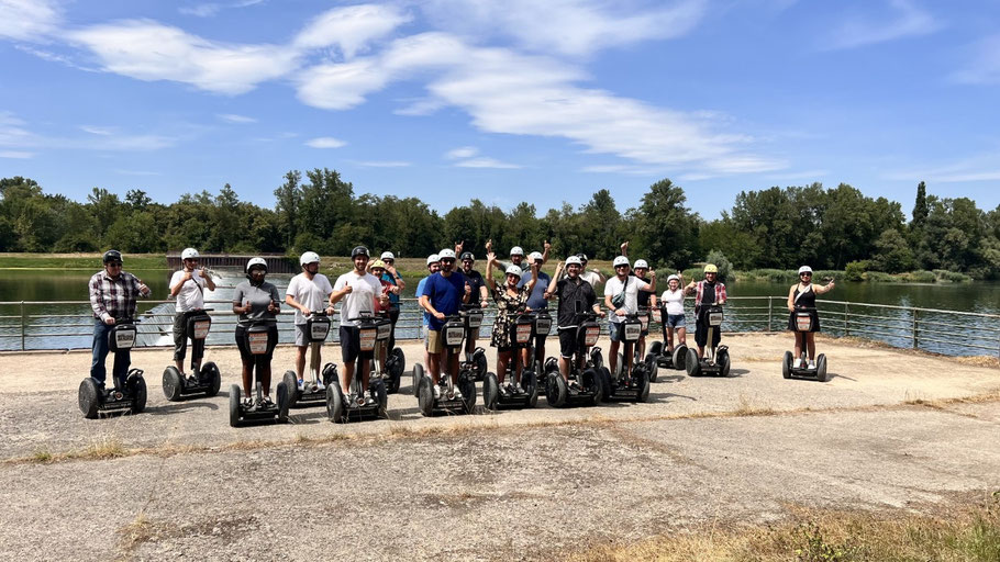 Die Teilnehmer der Segway-Tour am Kaiserstuhl haben sichtlich Spaß