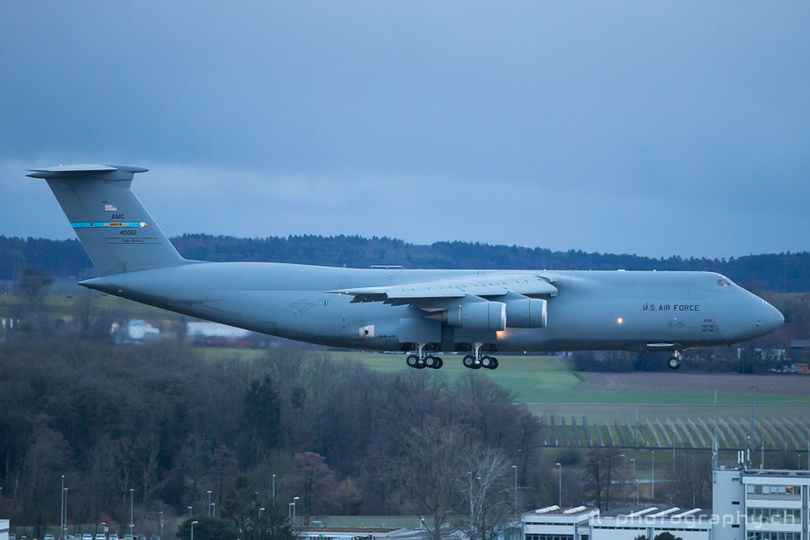 Eine Lockheed C-5 Galaxy der US Air Force im Anflug auf den Flughafen Zürich.