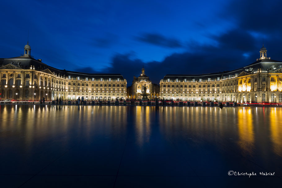 Bordeaux miroir d'eau la nuit