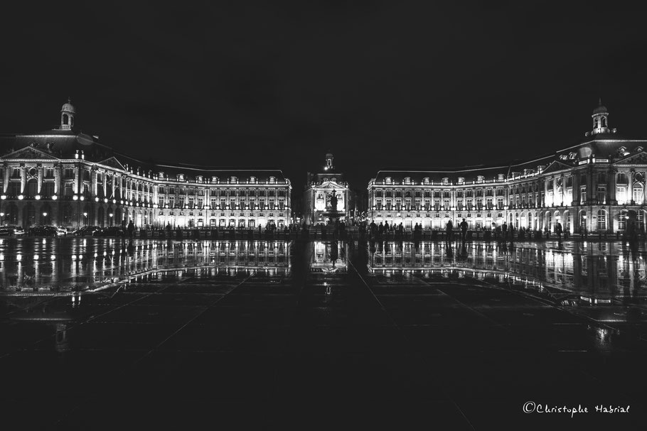 miroir d'eau bordeaux de nuit en noir et blanc