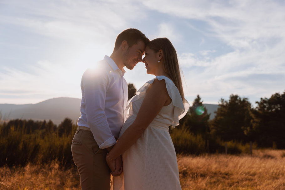 Photo de grossesse en extérieur à Clermont-Ferrand, en couple, réalisée par un photographe spécialisé dans les images naturelles et spontanées