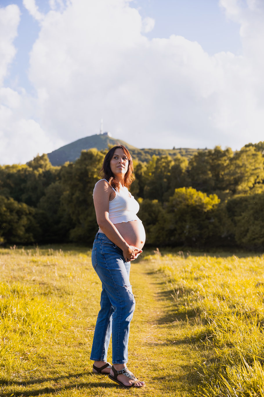 Photo de grossesse en extérieur à Clermont-Ferrand - Photos naturelles et spontannées