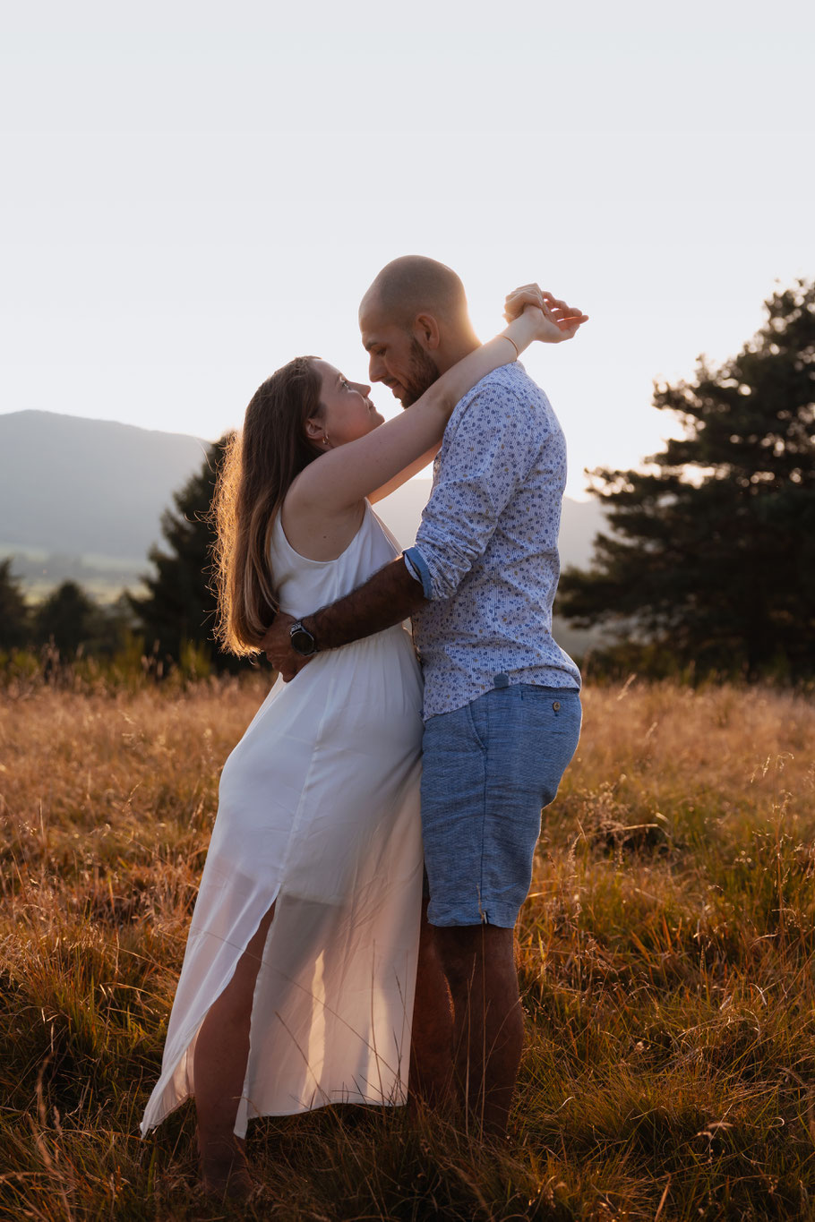 Photo de grossesse en extérieur à Clermont-Ferrand, en couple, réalisée par un photographe spécialisé dans les images naturelles et spontanées