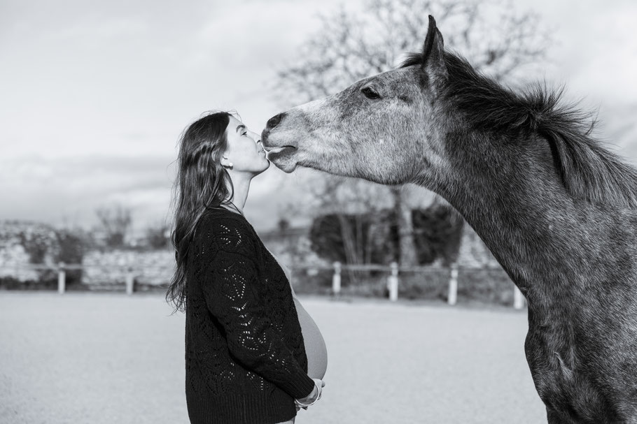 Photographe de grossesse avec chevaux