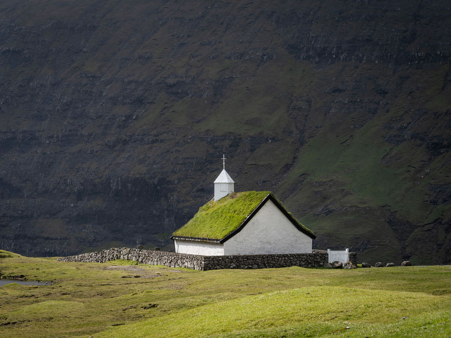 Kirche von Saksun mit dem kleinen Friedhof