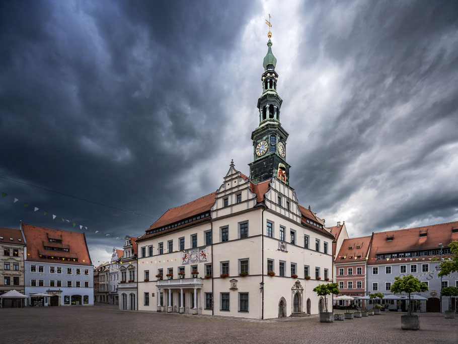 Marktplatz von Pirna mit dem historischen Rathaus