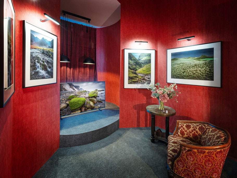 Roter Salon mit Flatscreen