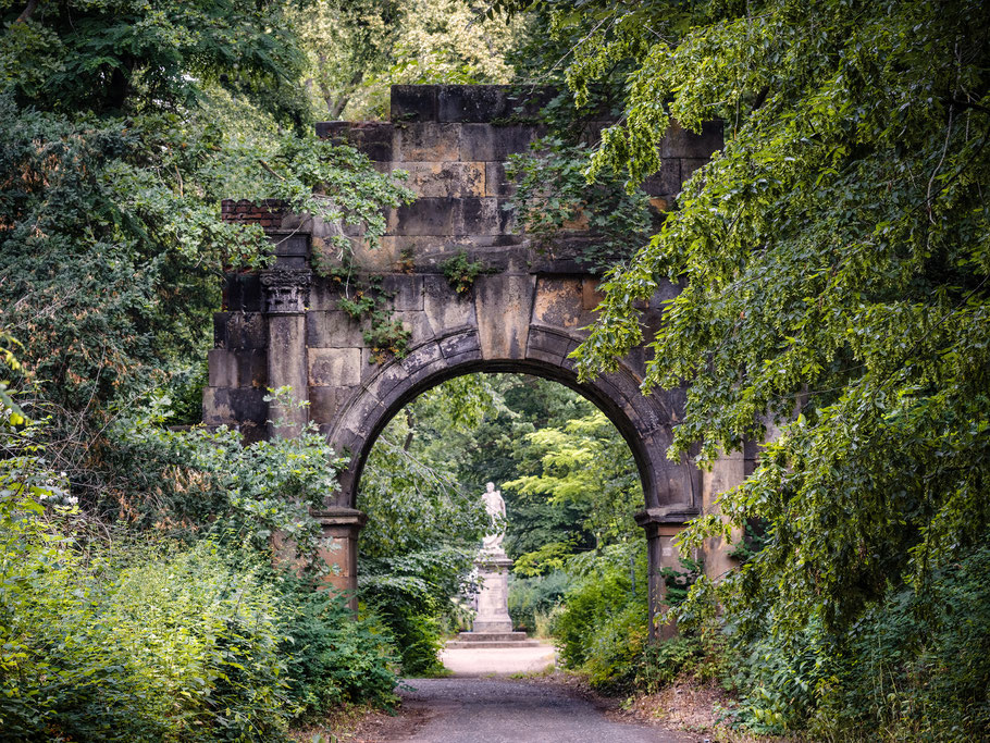 Der Weiße Bogen im Dessauer Georgengarten - im Hintergrund die Statue von Fürst Franz von Anhalt