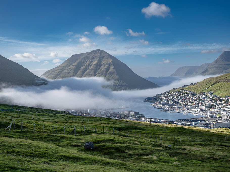 Klaksvík - solches Weter gibt es hier häufig - oben blauer Himmel, unten versinkt alles im Nebel