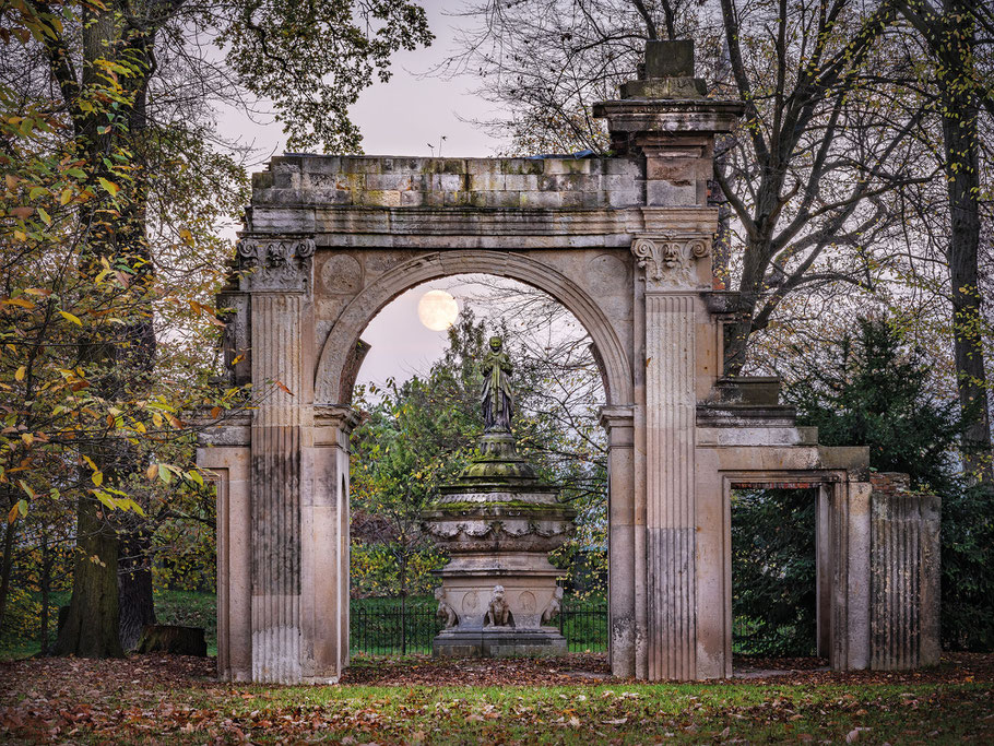 Ruinenbogen im Schlosspark des Luisiums