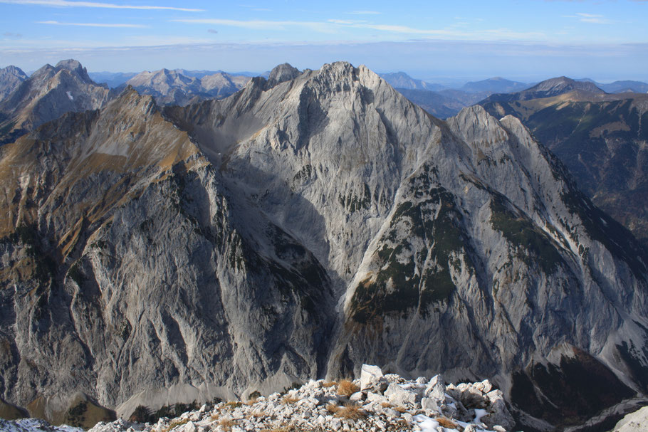 Falkengruppe vom Gamsjoch aus gesehen - von links nach rechts: Steinfalk, Blausteigkar, Rißer Falk (hinten), Laliderer Falk (vorne), Turmfalk und Totenfalk