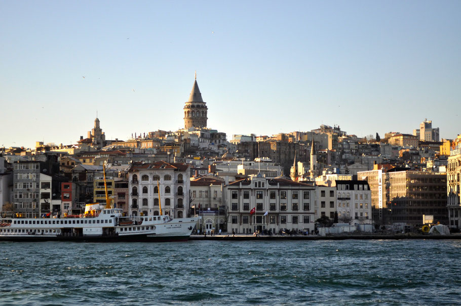 Blick auf den Galataturm vom Bosporus