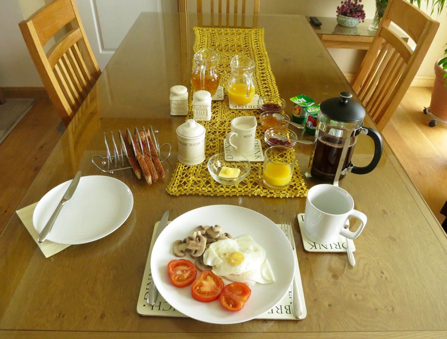 ... und geht dann zum "cooked breakfast" über (hatte fried eggs mit Pilzen und Tomaten mit dunklem Toast bestellt), eine leckere Stärkung für den ganzen Tag.