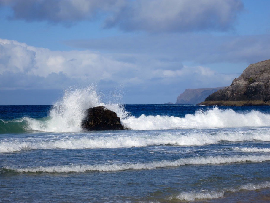 Der Strand wird wegen seiner Wellen auch gerne zum Surfen genutzt.