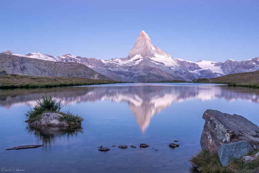 Ungefähr eine halbe Stunde vor Sonnenaufgang am Stellisee mit Spiegelung des Matterhorns im Stellisee, Wallis