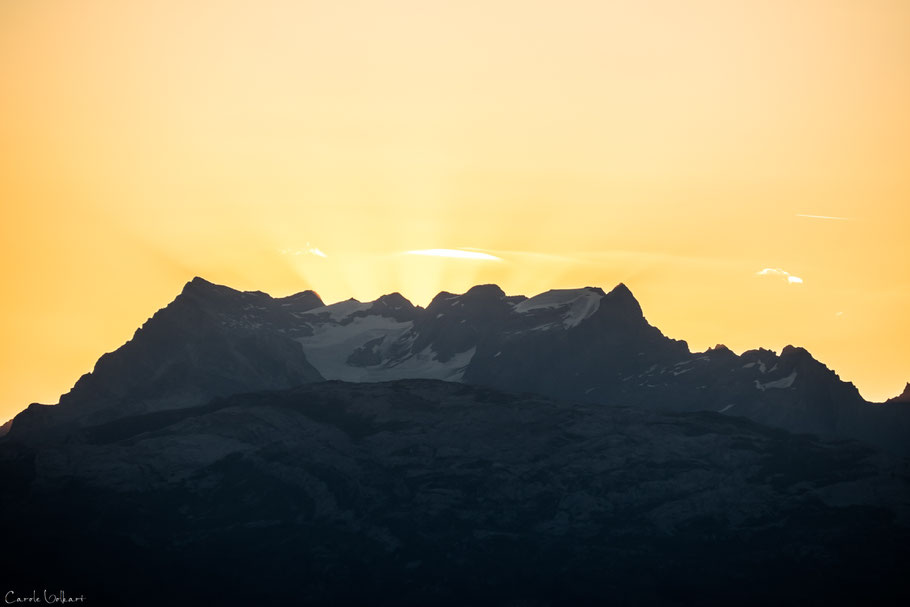 Die ersten Sonnenstrahlen hinter den Bergen, Fronalpstock