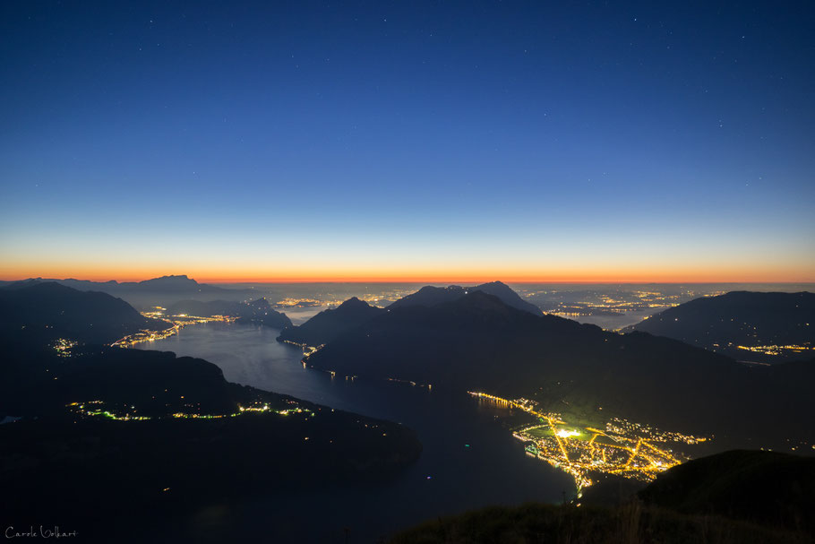 Die ersten Sterne am Himmel und Lichter der umliegenden Städte