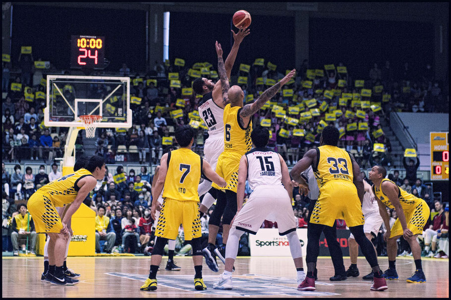 Sunrockers Shibuya's Robert Sacre and Alvark Tokyo's Jeff Ayres contest the ball — Chris Pfaff, Inside Sport: Japan, March 19, 2017