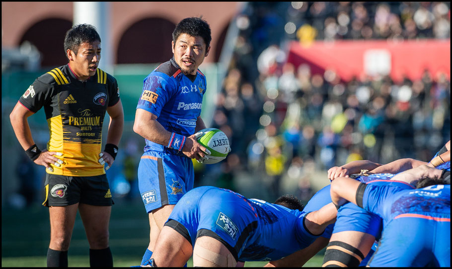 Sunwolves's scrum-halves Nagare and Tanaka in action in the Top League