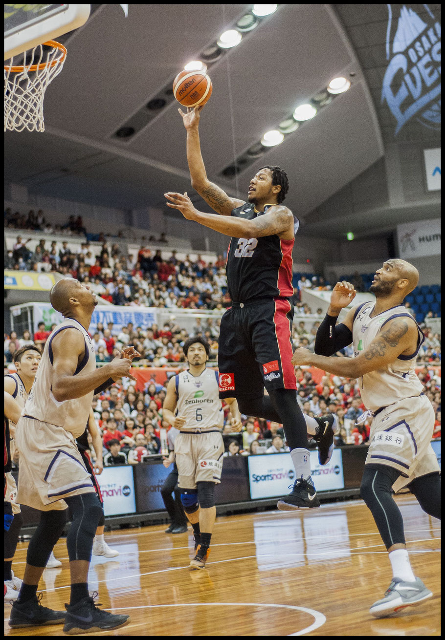 Osaka Evessa's Xavier Gibson scored 20 points against Ryukyu Golden Kings — Lionel Piguet, Inside Sport: Japan, April 23, 2017